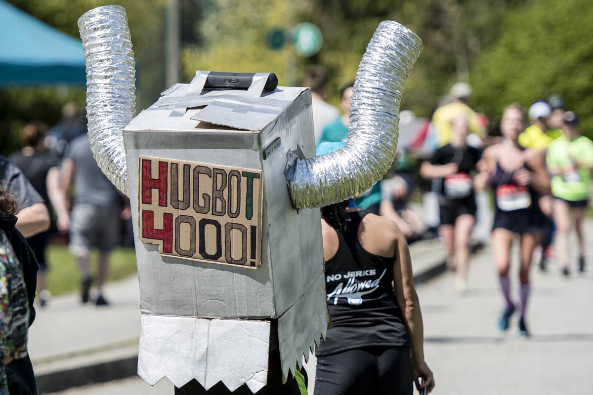 BMO Vancouver Marathon. Hugbot 4000. Photo: Jeff Bell / RUNVAN®